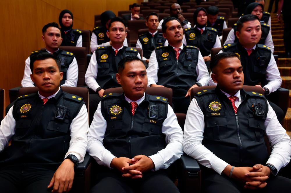 PUTRAJAYA, 31 Julai -- Pegawai Operasi Suruhanjaya Pencegahan Rasuah Malaysia (SPRM) memakai vest yang dilengkapi kamera badan pada Majlis Pelancaran Pemakaian Kamera Badan di Ibu Pejabat SPRM hari ini. fotoBERNAMA