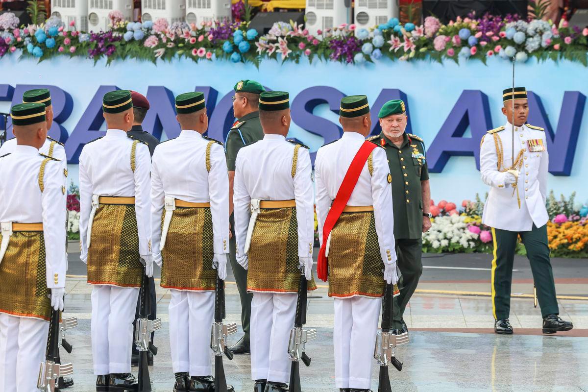 Yang di-Pertuan Agong Sultan Ibrahim berkenan memeriksa perbarisan Kawalan Kehormatan Utama (KKU) oleh Batalion Pertama Rejimen Askar Melayu Diraja pada Sambutan Hari Kebangsaan 2025 di Dataran Putrajaya hari ini - fotoBERNAMA