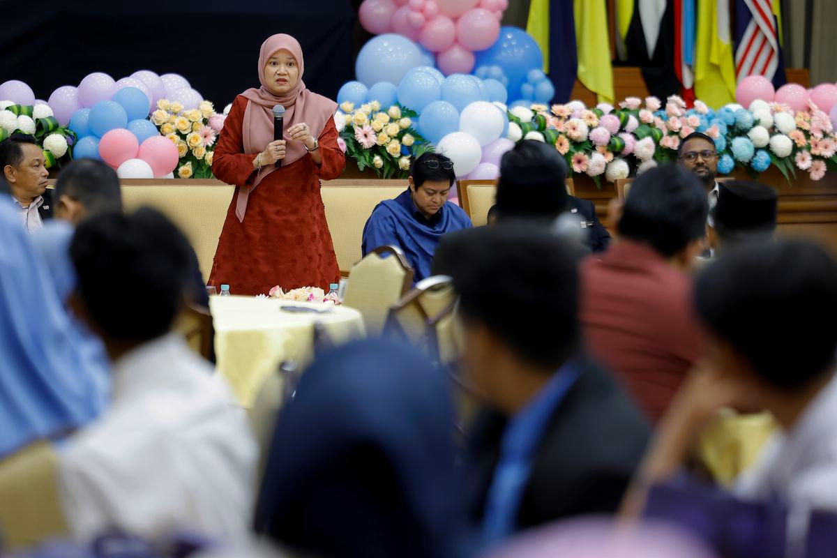 Menteri Pendidikan, Fadhlina Sidek, bercakap pada Sesi Town Hall Anti Buli bersama wakil murid di bawah Kementerian Pendidikan di Bangunan Hal Ehwal Undang-Undang, hari ini -fotoBERNAMA