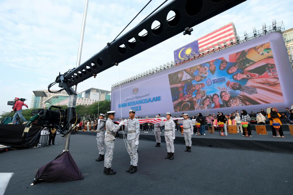 PUTRAJAYA, 27 Ogos -- Sejak Malaysia mencapai kemerdekaan pada 1957, istiadat menaikkan Jalur Gemilang pada acara sambutan Hari Kebangsaan setiap tahun dalam negara dipertanggungjawabkan kepada anggota Tentera Laut Diraja Malaysia (TLDM). fotoBERNAMA