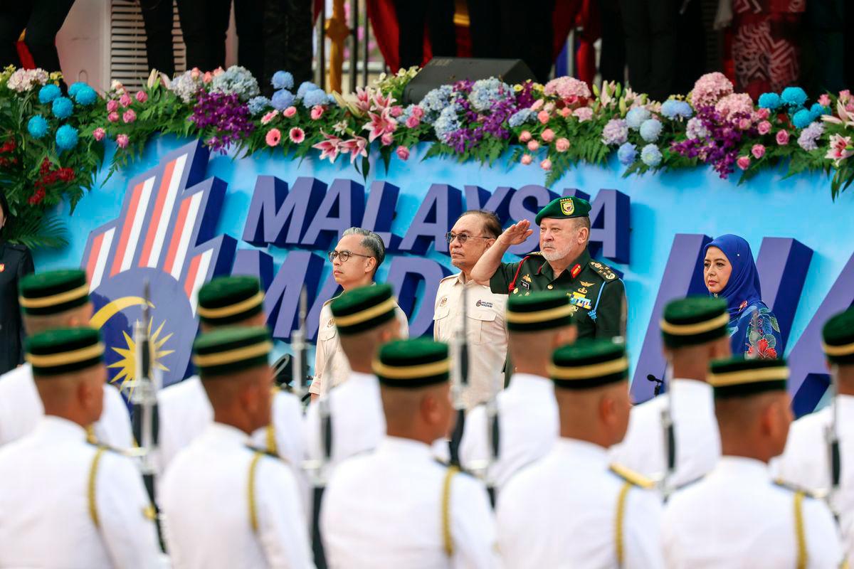 His Majesty Yang di-Pertuan Agong Sultan Ibrahim and Her Majesty Raja Zarith Sofiah graciously attended the 2025 National Day celebration at Dataran Putrajaya today.Also present were Prime Minister Datuk Seri Anwar Ibrahim, Communications Minister Datuk Fahmi Fadzil and members of the Cabinet. - BERNAMA