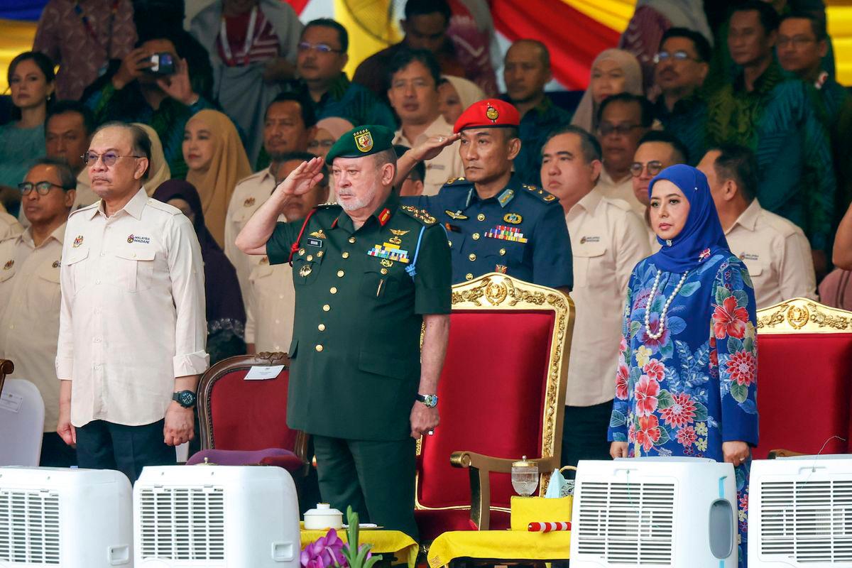 Yang di-Pertuan Agong Sultan Ibrahim dan Permaisuri Agong Raja Zarith Sofiah berkenan berangkat pada Sambutan Hari Kebangsaan 2025 di Dataran Putrajaya hari ini. Turut hadir Perdana Menteri Datuk Seri Anwar Ibrahim dan barisan jemaah menteri - fotoBERNAMA