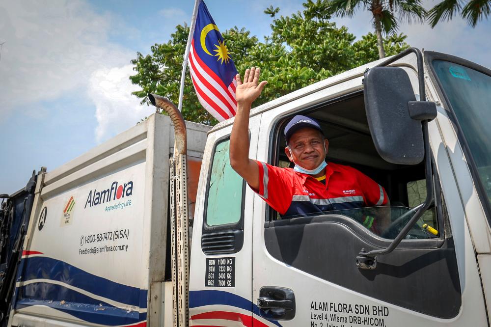 Pemandu lori compactor Alam Flora, Arrifin Biru, 50 ketika ditemui berkata, meskipun beliau tidak berjuang di medan perang, namun beliau tetap berbangga berjuang dengan cara tersendiri menerusi menjaga kebersihan Malaysia/BERNAMAPix