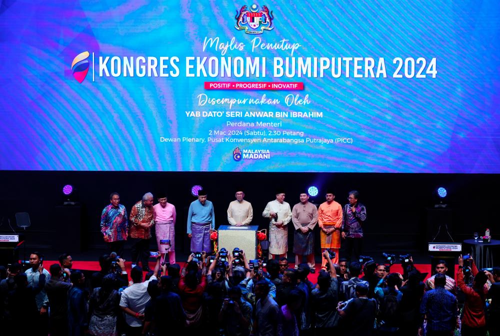Perdana Menteri Datuk Seri Anwar Ibrahim (tengah) pada Penutup Kongres Ekonomi Bumiputera 2024 (KEB 2024) di Pusat Konvensyen Antarabangsa Putrajaya (PICC) hari ini. - fotoBERNAMA