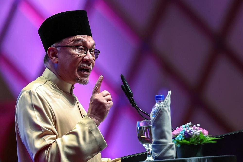 Perdana Menteri Datuk Seri Anwar Ibrahim menyampaikan ucapan khas pada majlis penutup Kongres Ekonomi Bumiputera (KEB) 2024 di Pusat Konvensyen Antarabangsa Putrajaya (PICC), hari ini. - fotoBERNAMA