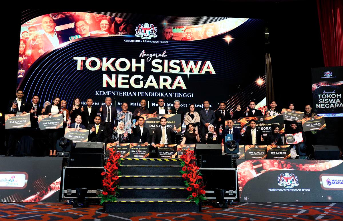 Higher Education Minister Datuk Seri Dr Zambry Abdul Kadir (centre) poses for a commemorative photo with the award recipients at the 2025 National Student Icons Awards (ATSN) ceremony held at a hotel last night. Also present was Deputy Higher Education Minister Datuk Mustapha Sakmud. – BERNAMA