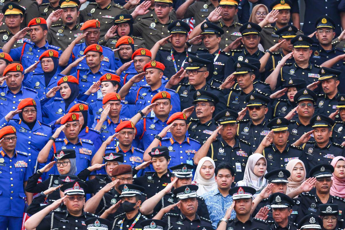Barisan pegawai kanan anggota beruniform yang hadir pada sambutan Hari Kebangsaan 2025 di Dataran Putrajaya hari ini - fotoBERNAMA