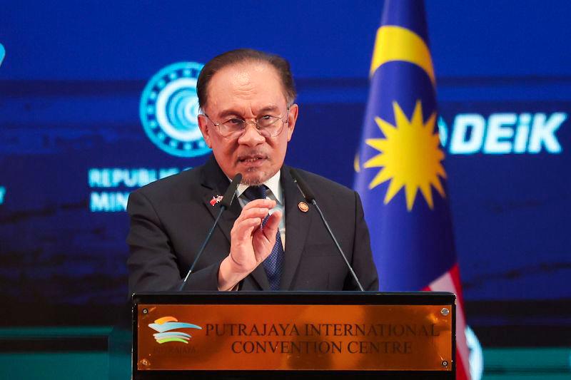 Prime Minister Datuk Seri Anwar Ibrahim delivers a speech at the Malaysia-Turkiye Business Forum at the Putrajaya International Convention Centre (PICC) today. - fotoBERNAMA