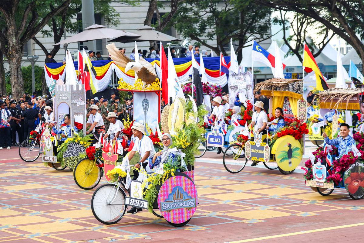 Kementerian Pelancongan, Seni dan Budaya (MOTAC) mengetuai Kontinjen Tahun Melawat Malaysia 2026 (VM2026) yang menampilkan beca berhias, persembahan flora dan fauna, busana etnik serta alat muzik tradisional seperti sape dan rebana ubi, simbol kesiapsiagaan negara menyambut kehadiran pelancong bersempena dengan VM2026 pada sambutan Hari Kebangsaan 2025 di Dataran Putrajaya hari ini - fotoBERNAMA
