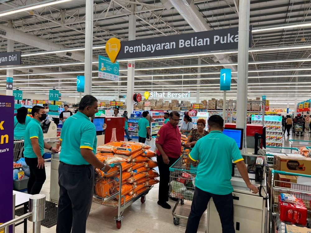 $!A dedicated checkout counter for customers who are purchasing in bulk located within the revamped Lotus’s Puchong.