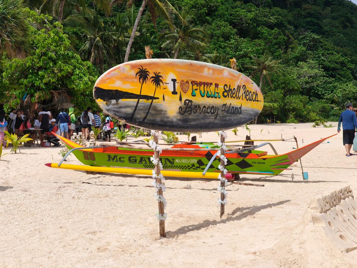 Puka Beach is buzzing with colour, crowds and coconut juice on demand. $!Puka Beach is buzzing with colour, crowds and coconut juice on demand.