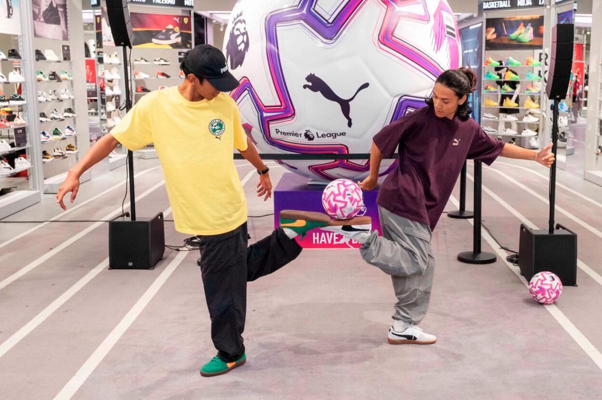 Malaysian football freestylers Zhilmi (left) and Niokin provided an electrifying performance. $!Malaysian football freestylers Zhilmi (left) and Niokin provided an electrifying performance.