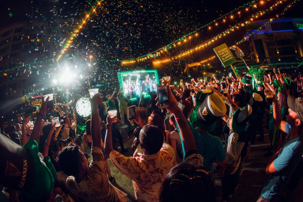 $!Festival goers taking part in the largest Sláinte in Malaysia