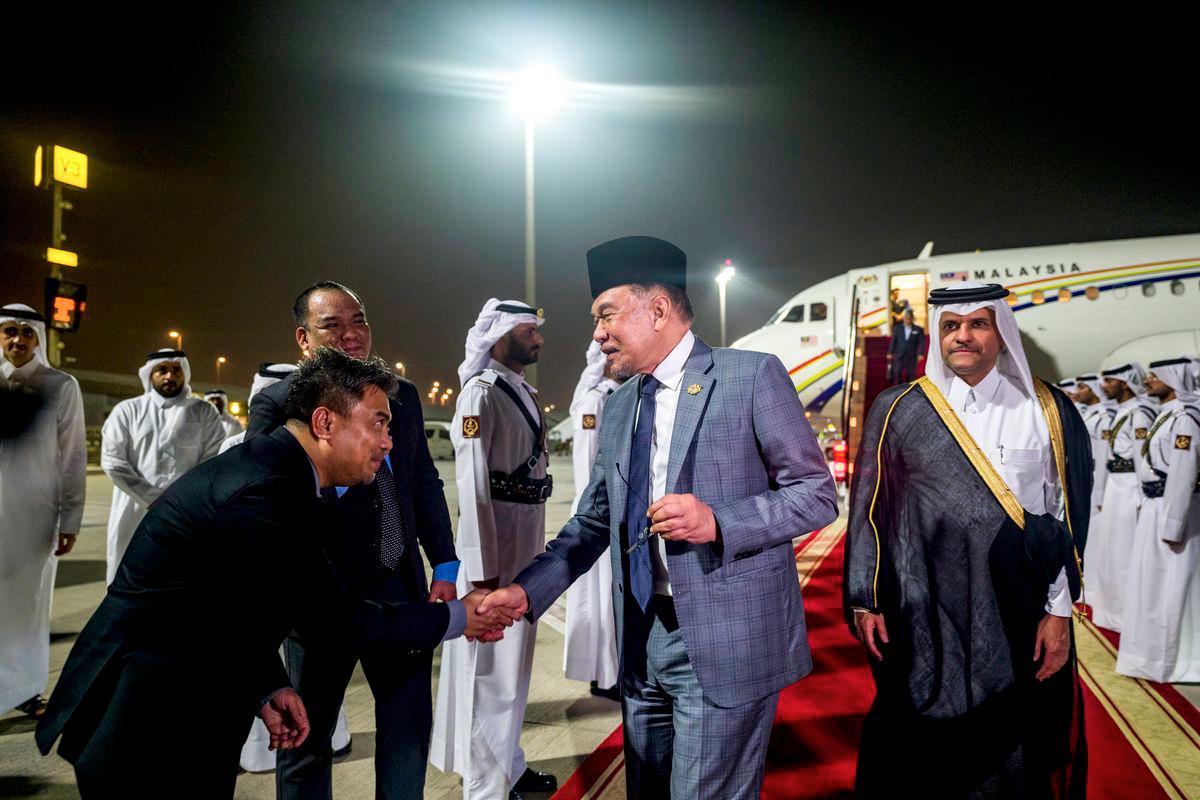 Prime Minister Datuk Seri Anwar Ibrahim arrived here at 9.30 pm local time (2.30 am, 15 Sept - Malaysia) and was accorded a Guard of Honour by the Qatar Amiri Guard before being welcomed by Qatar’s Deputy Prime Minister and Minister of State for Defence Affairs Sheikh Saoud bin Abdulrahman Al Thani. Also present were Malaysia’s Foreign Minister Datuk Seri Mohamad Hasan and Malaysian Ambassador to Qatar Faizal Razali. Anwar is scheduled to deliver Malaysia’s national statement at The Extraordinary Arab-Islamic Summit tomorrow. - BERNAMA