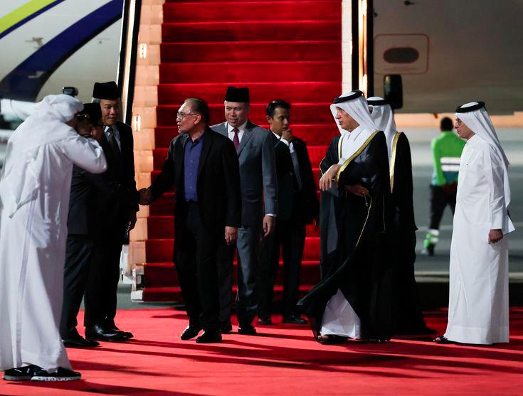 Prime Minister Datuk Seri Anwar Ibrahim disembarks from his plane as he arrives at the Doha International Airport on Sunday night. - fotoBERNAMA