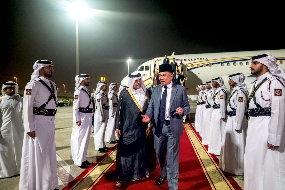 Prime Minister Datuk Seri Anwar Ibrahim arrived here at 9.30 pm local time (2.30 am, 15 Sept - Malaysia) and was accorded a Guard of Honour by the Qatar Amiri Guard before being welcomed by Qatar’s Deputy Prime Minister and Minister of State for Defence Affairs Sheikh Saoud bin Abdulrahman Al Thani. - BERNAMA