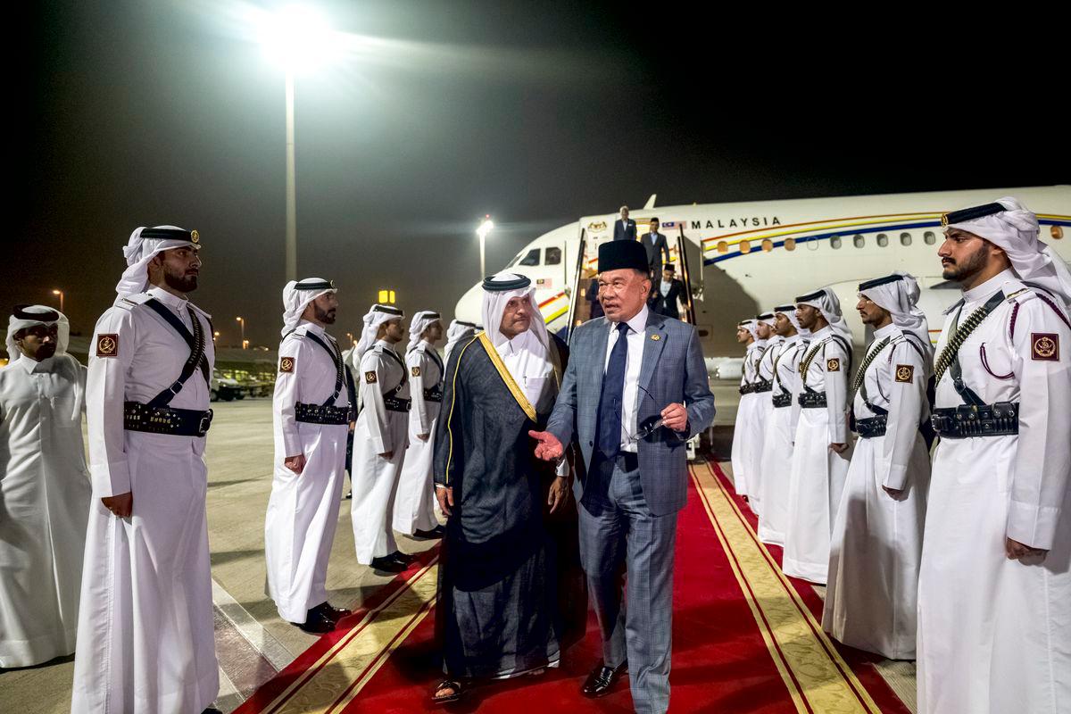 Prime Minister Datuk Seri Anwar Ibrahim arrived here at 9.30 pm local time (2.30 am, 15 Sept - Malaysia) and was accorded a Guard of Honour by the Qatar Amiri Guard before being welcomed by Qatar’s Deputy Prime Minister and Minister of State for Defence Affairs Sheikh Saoud bin Abdulrahman Al Thani - fotoBERNAMA