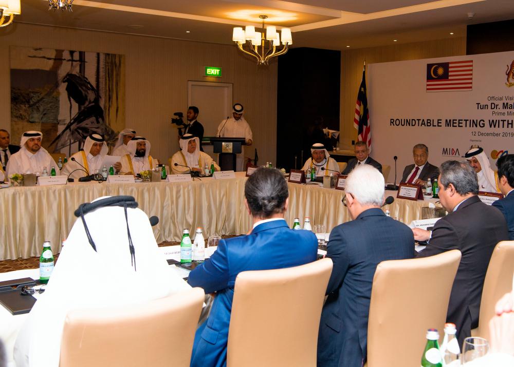 Prime Minister Tun Dr Mahathir Mohamad along with Foreign Minister Datuk Saifuddin Abdullah and Qatar Chamber of Commerce Sheikh Khalifa Jassim Al-Thani attend the roundtable meeting with Qatari captains of industry in Doha today. - Bernama