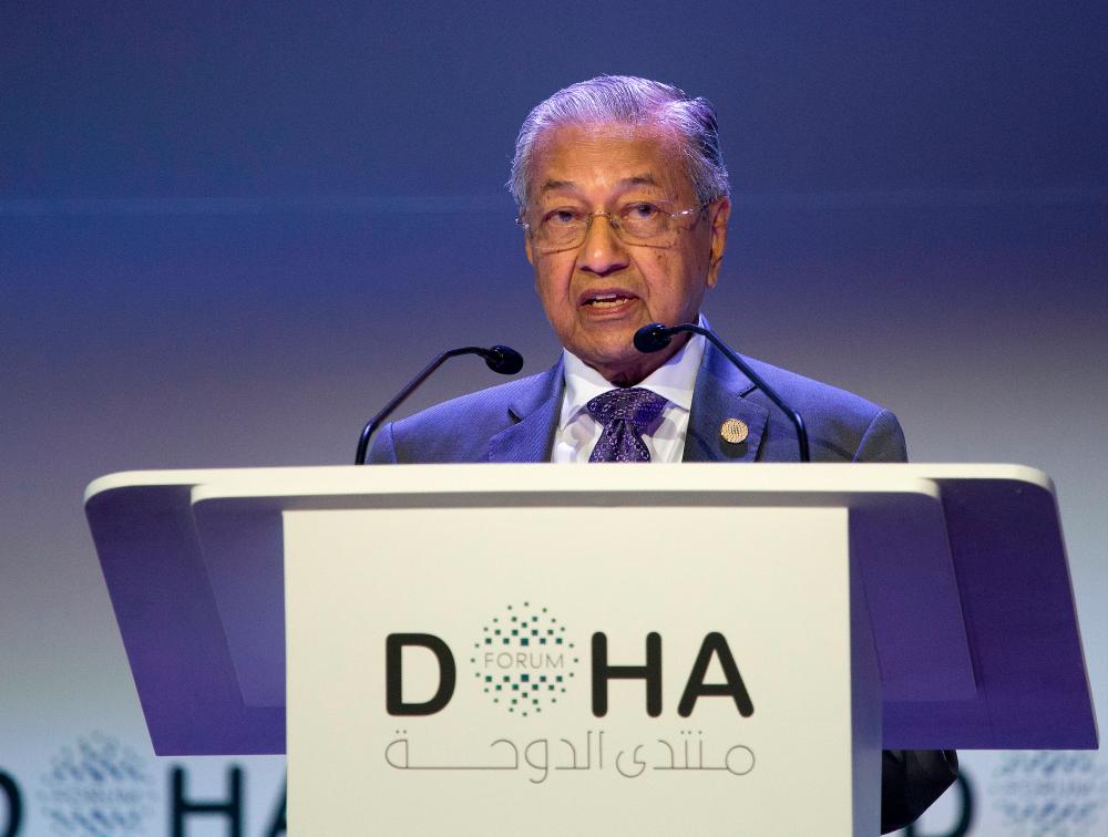 Prime Minister Tun Dr Mahathir Mohamad delivers his keynote address after receiving the Doha Forum Award by the Emir of Qatar, in Doha today. - Bernama