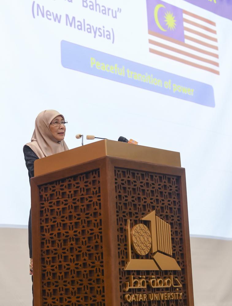 Deputy Prime Minister, Datuk Seri Wan Azizah Wan Ismail delivered her speech at Qatar University during her visit on Nov 27, 2018. — Bernama