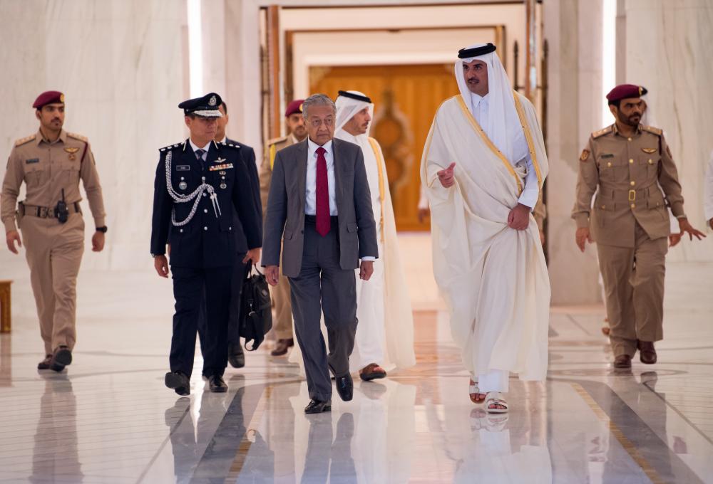 Prime Minister Tun Dr Mahathir Mohamad with Emir of Qatar Sheikh Tamim bin Hamad Al Thani attending an official welcoming ceremony in conjunction with his four-day official visit to Qatar on Dec 12. — Bernama