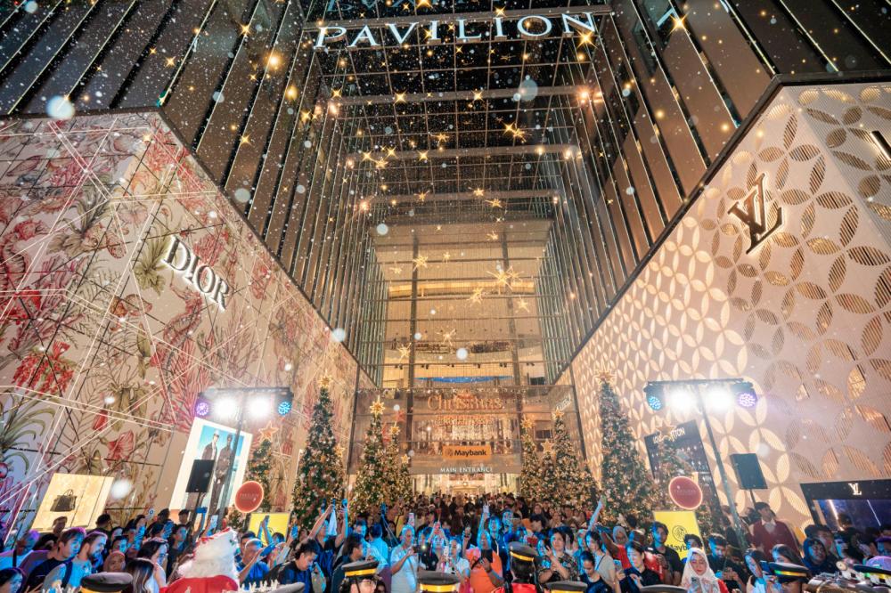 $!Pavilion KL Main Entrance transforms into a dazzling display of gold and luxury.