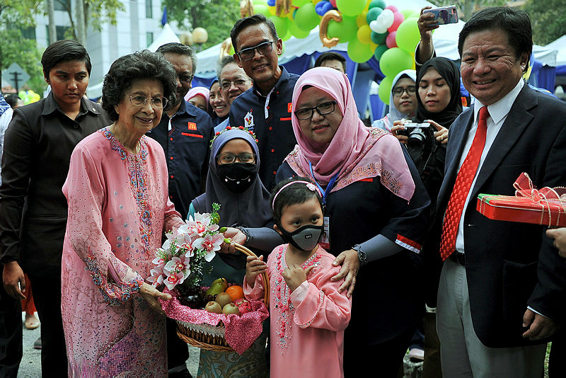 Tun Dr Siti Hasmah Mohd Ali (R) is greeted by patients of the Ronald McDonald House at Hospital Canselor Tuanku Muhriz, Universiti Kebangsaan Malaysia (HTCM-UKM), Nur Alisha Sofea Jeffri and Yasmine Batrisya Muhd Ghani, on Aug 22, 2019. — Bernama