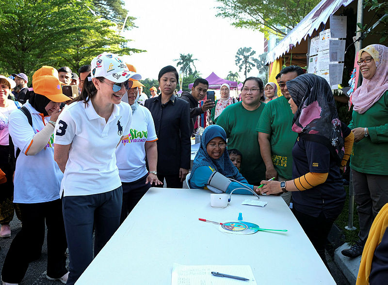 The Raja Permaisuri of Perak, Tuanku Zara Salim, at the Persatuan Seni Pentas Perak (PSPA) 2019 holiday extravaganza carnival and Ipoh car-free day programme at Jalan Raja Di Hilir, on Nov 24, 2019. — Bernama