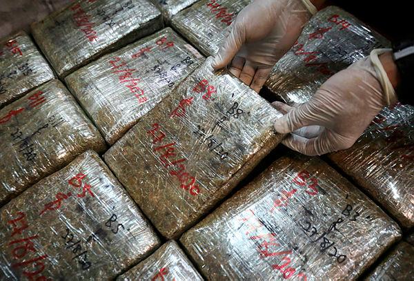 $!HIGH HAUL ... Shah Alam Narcotics Department Deputy Supt Abdul Latiff Abdul Rahman (centre) shows packets of ganja that were seized during a raid in Shah Alam yesterday. – ASYRAF RASID /THESUN