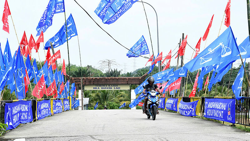 Rantau town decked in banners from both Pakatan Harapan and Barisan Nasional. — Bernama
