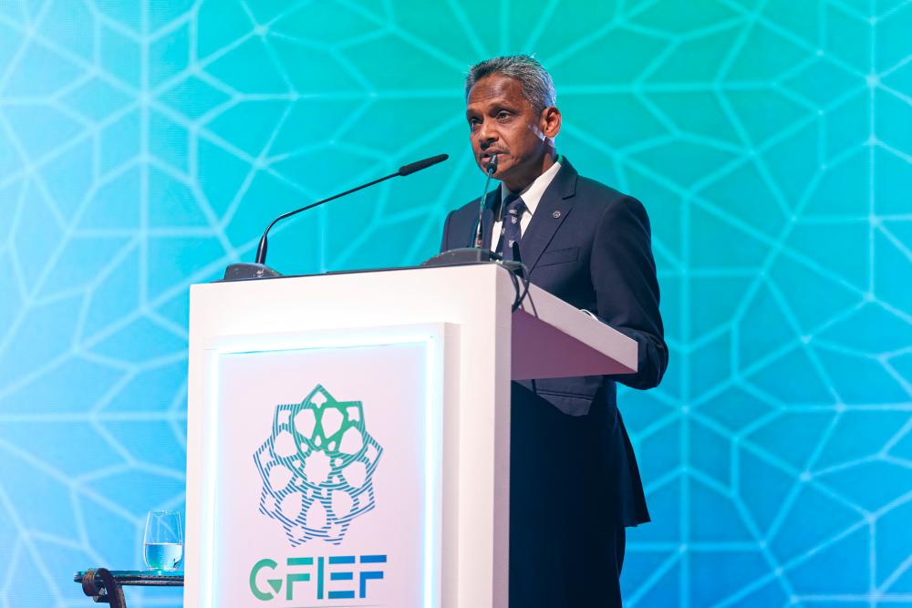 Abdul Rasheed delivering his speech during the Global Forum on Islamic Economics and Finance at Kuala Lumpur Convention Centre today.– Bernamapic