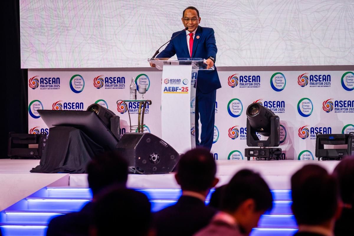 Razib delivering his speech at the opening ceremony of the Asean Energy Business Forum at the Kuala Lumpur Convention Centre today. – Bernamapic