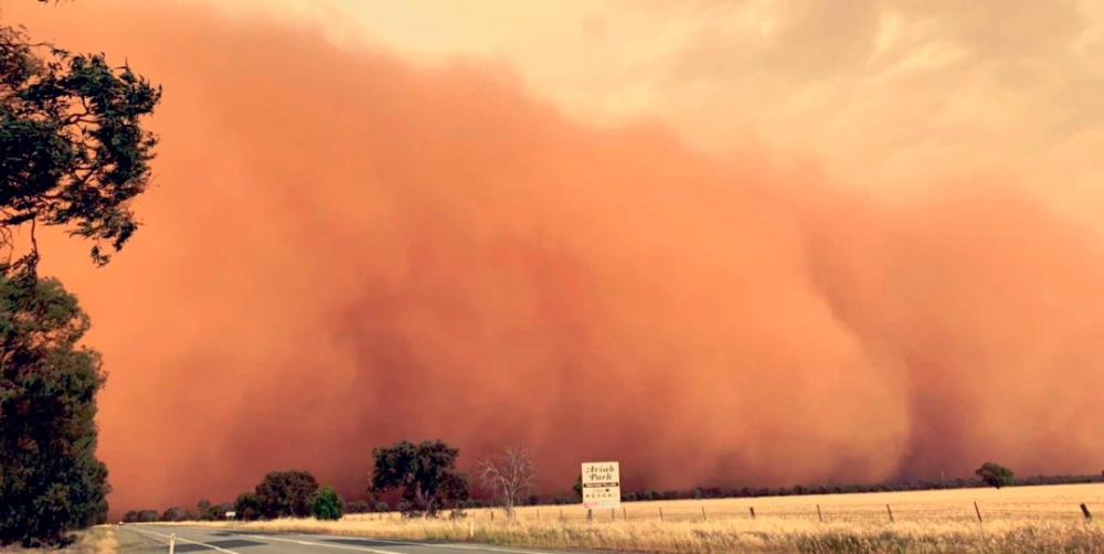 (Video) Dust storm turns sky red in Australian town