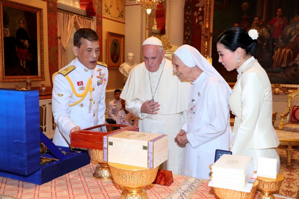 This handout from the released by the Thai Royal Household Bureau on Nov 22, and taken on Nov 21, Pope Francis (2nd L), accompanied by Sister Anna Rosa Sivori (2nd R) meets Thailand's King Maha Vajiralongkorn (L) and Queen Suthida (R) at the Amporn Throne Hall Dusit Palace in Bangkok. — AFP