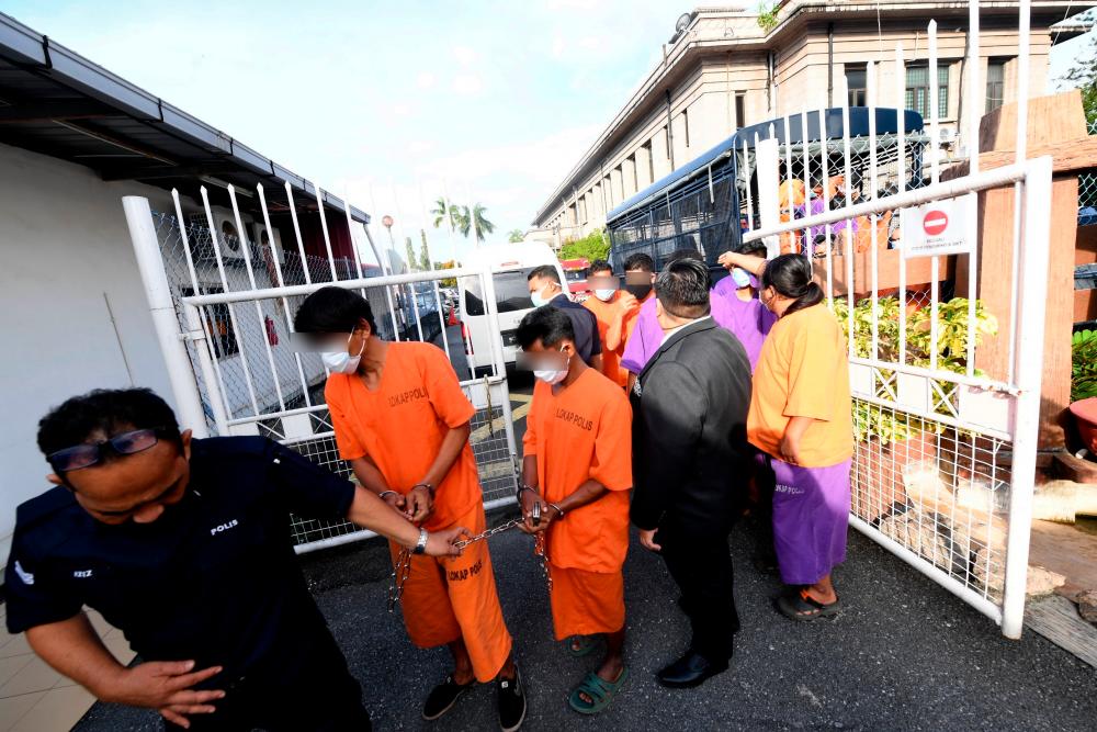 Dua daripada tiga warga Thailand direman tujuh hari oleh Mahkamah Majistret hari ini bagi membantu siasatan berhubung insiden tembak membabitkan anggota Pasukan Gerakan AM (PGA) di sempadan Malaysia-Thailand awal pagi semalam. — Bernama
