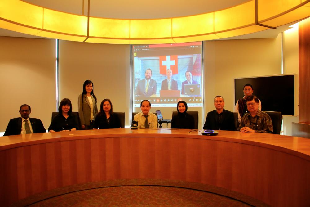 Berjaya UC team led by Prof. Wong Tai Chee (center) meeting with the IMI counterpart led by Prof. Gavin Caldwell (in screen, center) to formalise the collaboration between the two higher education institutions.