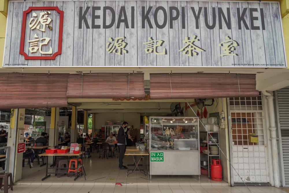 $!Kedai Kopi Yun Kei serves what regulars say is the best chicken rice in PJ. – AMIRUL SYAFIQ MOHD DIN/THESUN