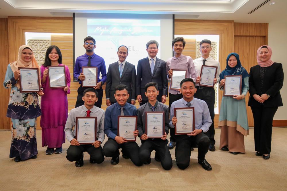 Khairussaleh (fifth from left, back row) with the top ten students and RHB’s senior management personnel. SUNPIX by AMIRUL SYAFIQ