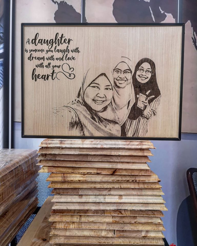 $!Laser-engraved portraits come in a variety of sizes and styles. – HAFIZ SOHAIMI/THESUN