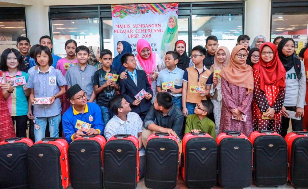 Zuhuraina Makmur (standing centre), the political secretary to Rural and Regional Development Minister Datuk Seri Rina Harun, poses for a photograph after handing over aid to 46 high achieving students from the B40 group in UniKL, on jan 5, 2019. — Sunpix by Amirul Syafiq