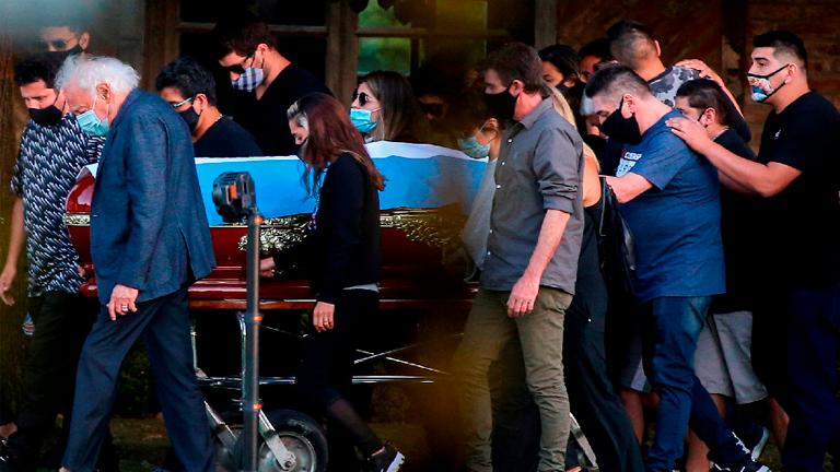 Friends and family carry the casket of football legend Diego Armando Maradona, at the cemetery in Buenos Aires, Argentina on Nov 26, 2020. – REUTERSPIX