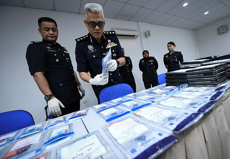 Subang Jaya Police chief ACP Risikin Satiman displays items seized, during a press conference, on April 26, 2019. — Bernama