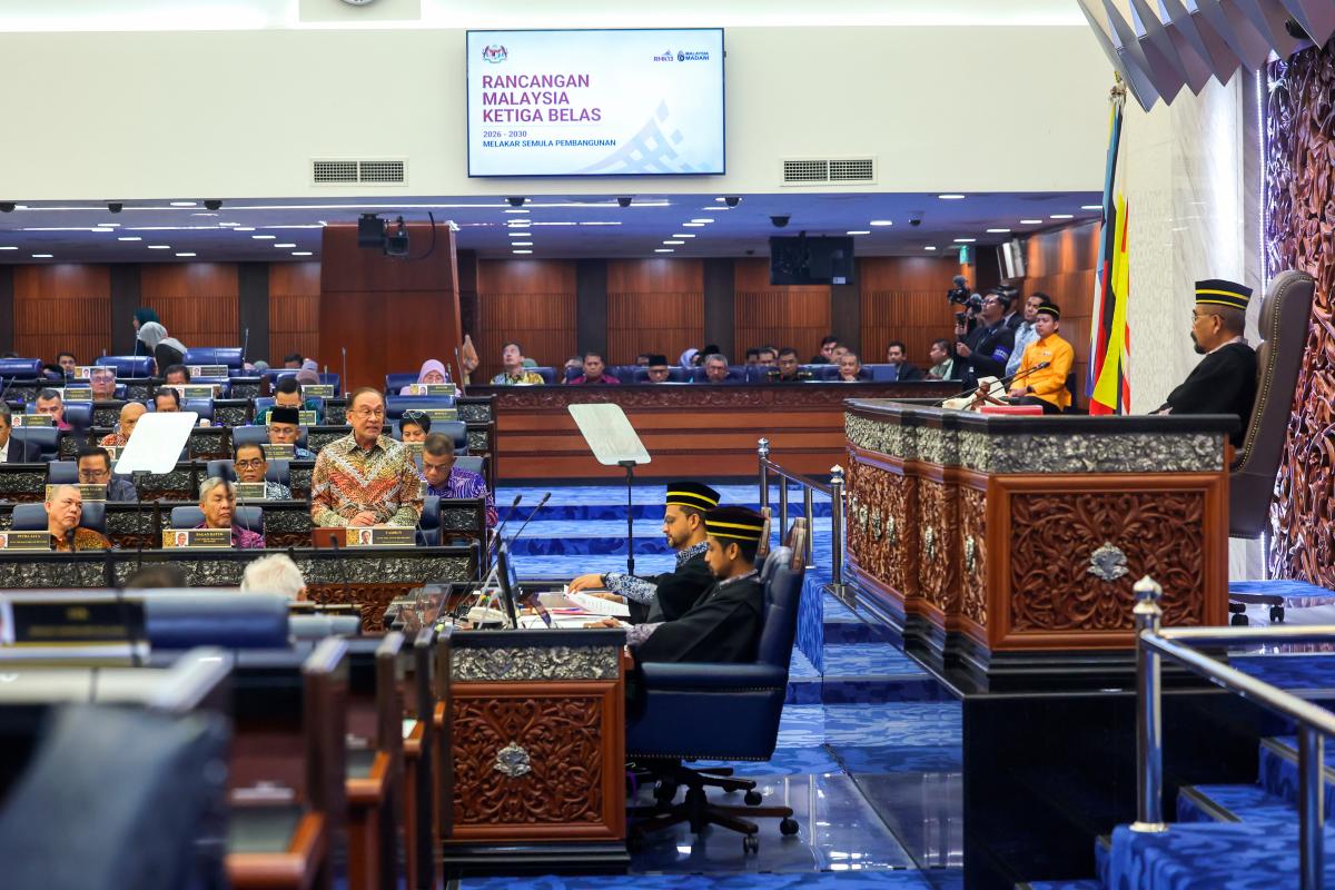 Prime Minister Datuk Seri Anwar Ibrahim tabling the 13th Malaysia Plan in Parliament today. – Bernamapic