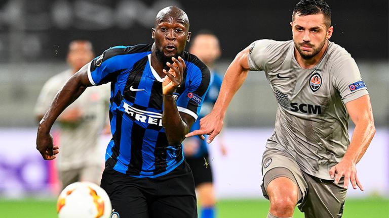 Romelu Lukaku (left) in action against Davit Khocholava during the UEFA Europa League semifinal match. – EPAPIX