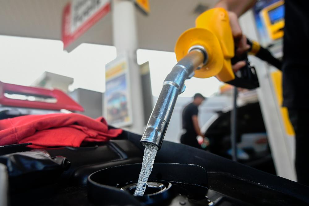 The price of RON95 petrol in December fell 3.3% year on year. BERNAMAPIX