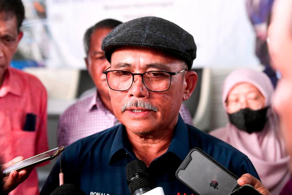 PASIR PUTEH, June 23 - Agriculture and Food Industry Minister Datuk Seri Dr Ronald Kiandee answered reporters’ questions after visiting Gelombang Utama Sdn Bhd in Tok Bali here today. - BERNAMAPIX