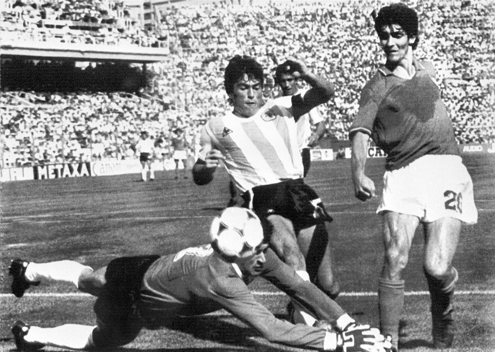In this file photo taken on June 29, 1982 Argentinian goalkeeper Ubaldo Fillol (Bottom) and captain Daniel Passarella (L) prevent Italian striker Paolo Rossi from scoring, during the World Cup second round soccer match between Italy and Argentina in Barcelona. — AFP