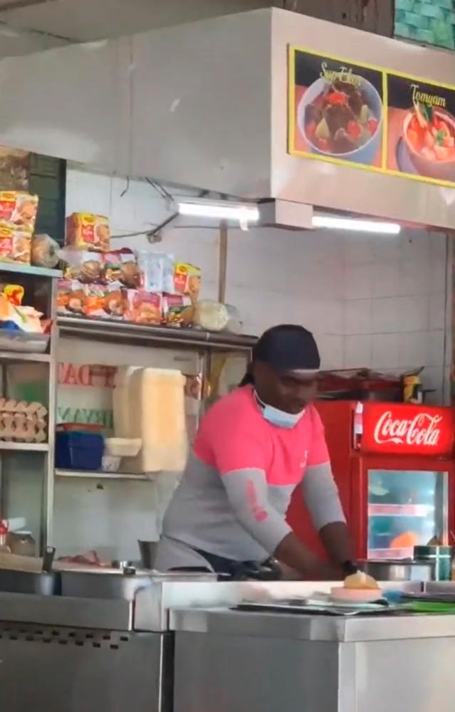 Delivery rider takes over the kitchen when service was too slow