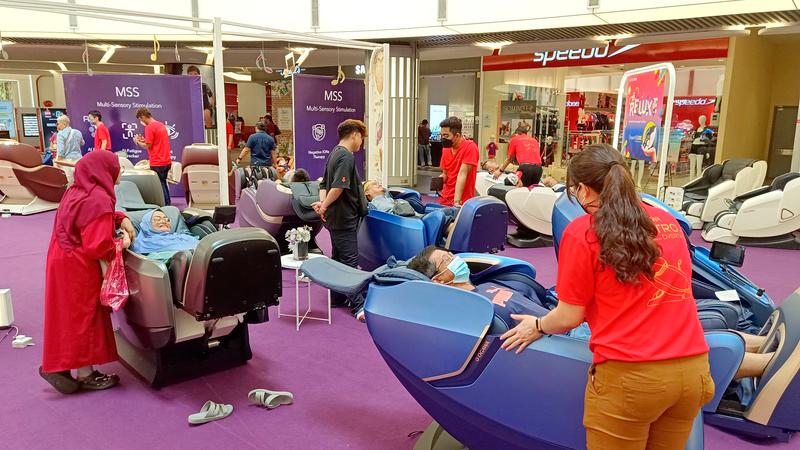 $!OGAWA celebrates its 27th anniversary, the roadshow attracts customers to experience massage chairs and various massage products, and all the wellness advisors will carefully explain and share the uses of the products and their health benefits to customers.