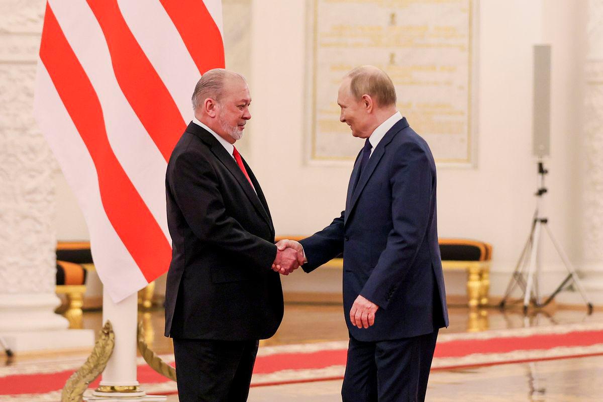 Yang di-Pertuan Agong Sultan Ibrahim berkenan bersalaman dengan Presiden Rusia Vladimir Putin pada Majlis Sambutan Negara di Grand Kremlin Palace, semalam - BERNAMA